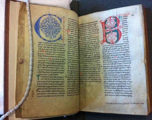 Knotted tab in the left margin, Bruges City Library, MS 47, 1v-2r, c. 1200-1225. Photo Jenneka Janzen. 